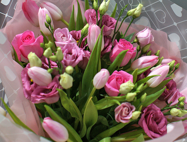 Букет с розовыми тюльпанами, эустомой и розами "Розовые сны" Фото